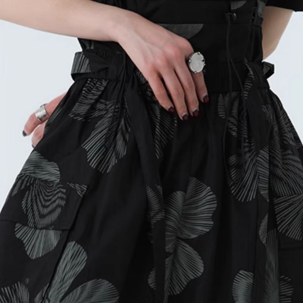 【SIMPLE BLACK】ビッグフラワープリントカーゴコクーンロングスカート WMD26061 - WAMODA