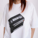 【KOTAE】ビデオテーププリント5分袖Tシャツ WMD24018 - WAMODA