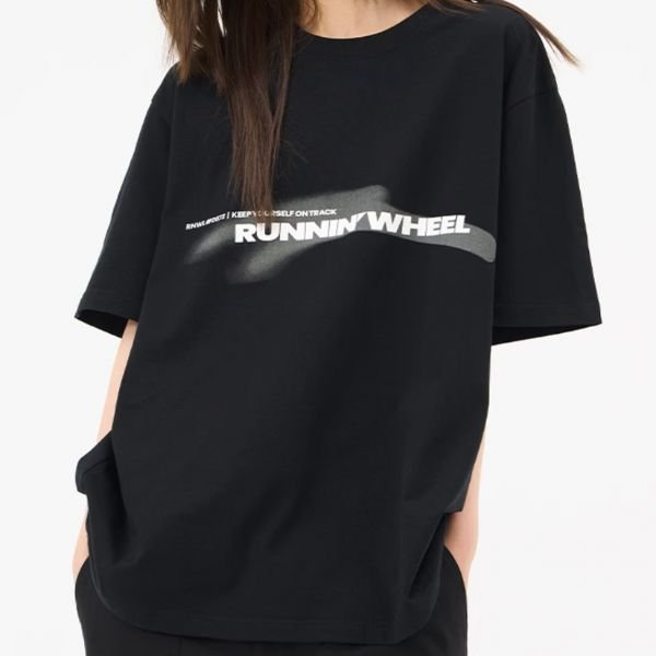 【RUNNINWHEEL】ラウンドネックロゴプリントルーズTシャツ WMD68003 - WAMODA
