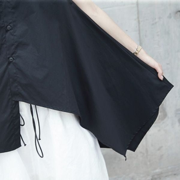 【SIMPLE BLACK】スタンドカラーノースリーブアシンメトリーシャツ WMD26013 - WAMODA