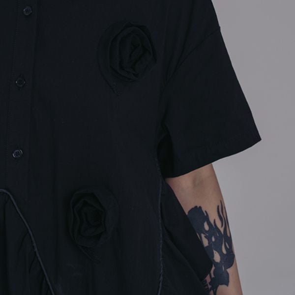 【SIMPLE BLACK】立体装飾メッシュパッチ半袖ハーフボタンシャツワンピース WMD26031 - WAMODA