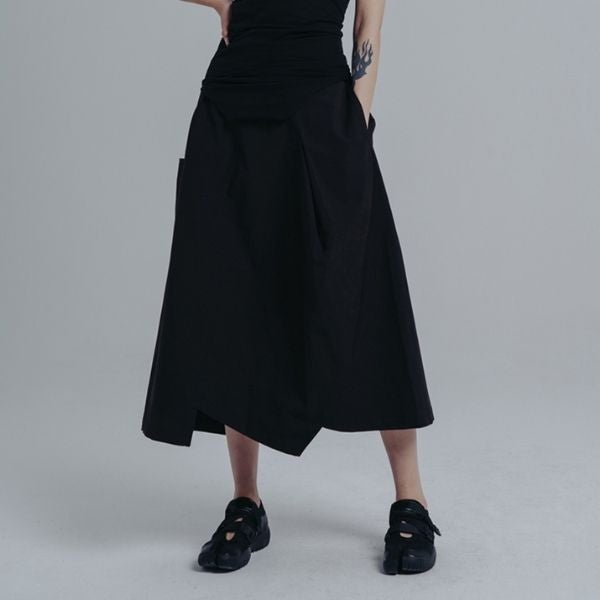 【SIMPLE BLACK】バックスリット入りAラインイレギュラーヘムスカート WMD26016 - WAMODA