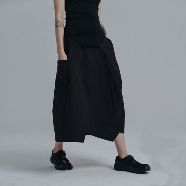【SIMPLE BLACK】バックスリット入りAラインイレギュラーヘムスカート WMD26016 - WAMODA