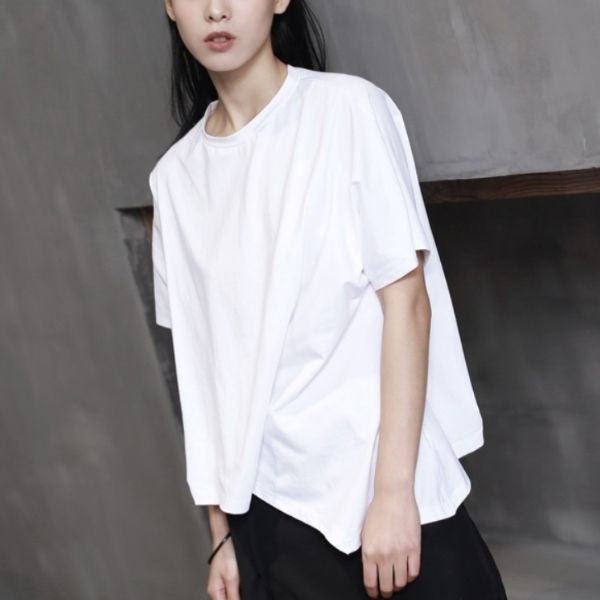 【SIMPLE BLACK】フロント斜め折り込みデザイン半袖アシンメトリーTシャツ WMD26017 - WAMODA