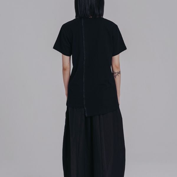 【SIMPLE BLACK】アシンメトリーステッチ半袖Tシャツ WMD26032 - WAMODA