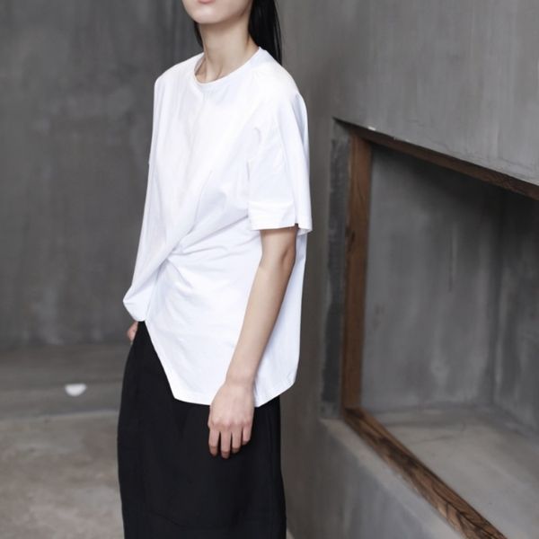 【SIMPLE BLACK】フロント斜め折り込みデザイン半袖アシンメトリーTシャツ WMD26017